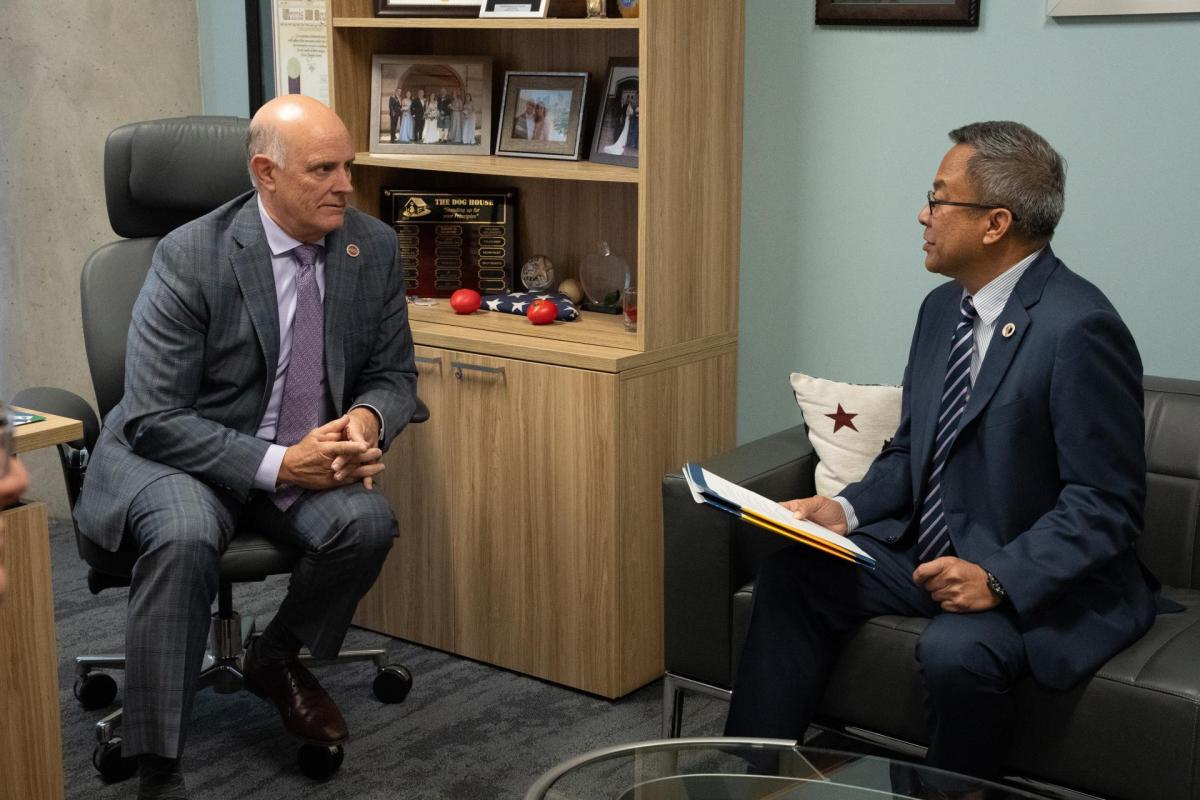 Cal Cities President and El Cerrito Mayor Gabe Quinto (right) discusses the organization’s advocacy priorities with Sen. Kelly Seyarto (left) in January 2026. Gabe Quinto having conversation with Senator Kelly Seyarto